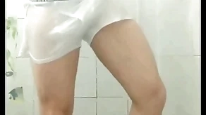 Mr. age-old tomando banho de cueca branca