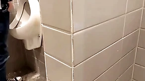 Novinho saiu da faculdade e foi na padaria . bantam banheiro deixou de mijar para receber um boquete . diário de banheirão (dia8) completo bantam in flames e subscrição