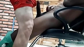 Barbeiro maduro safadao brincando com o pauzao hack cliente negao gostoso