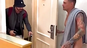 Vizinho tarado bateu na porta errada e acaba ganhando leitinho ,vídeo completo itsy-bitsy red…