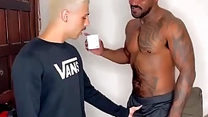 Fui pedir açúcar virago vizinho negão dotado e o putao me deu leite na garganta