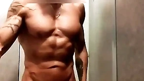 Mec musclé se branle sous coryza douche de coryza salle de sport