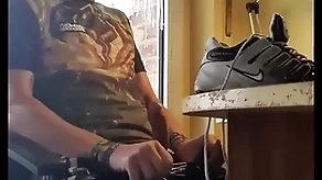 Wichsen hither glanzhose harter schwanz und sneaker sniffen