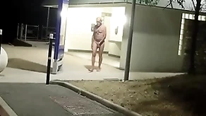 Attrapé nu au toilette de l'autoroute